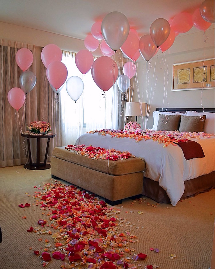 chambre a coucher romantique decoration petales de roses ballons Saint Valentin