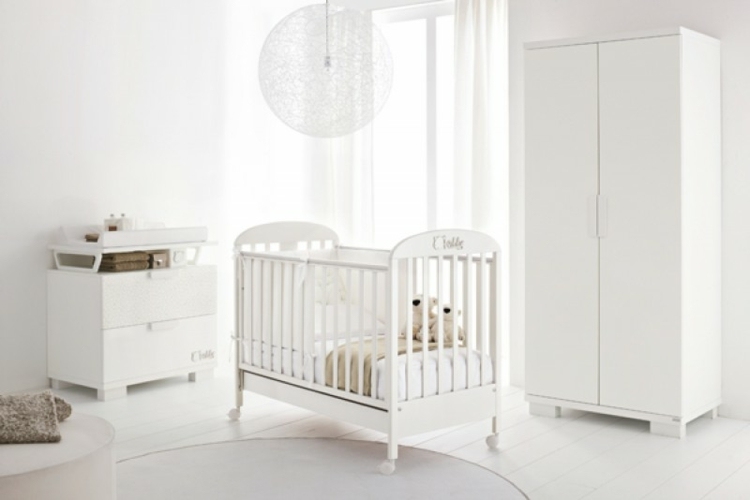 chambre-bébé-blanche-lit-barreaux-roulettes tour de lit blanc