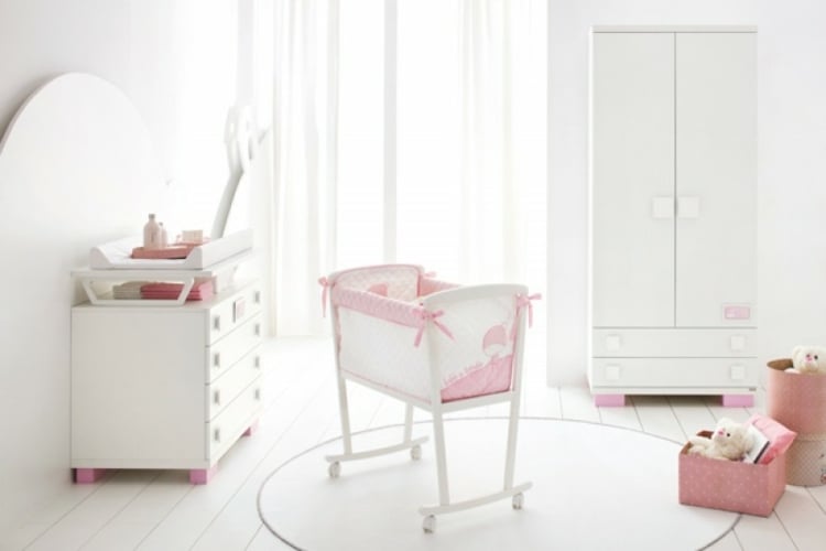 chambre-bébé-fille-blanc-rose-pastel-berceau-tour-lit-assorti