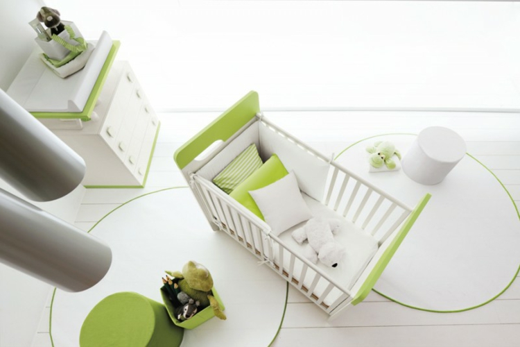 chambre-bébé-lit-blanc-vert tour de lit coussins assortis