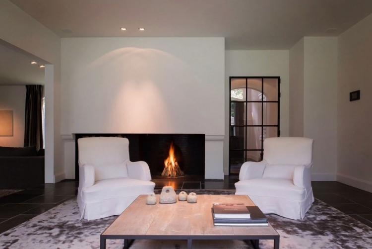 cheminée-contemporaine-salon-bois-mur-blanc-fauteuils-table-vintage