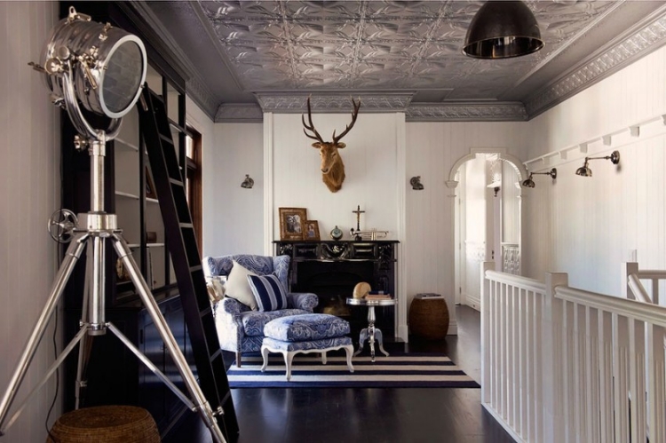 cheminée-contemporaine-salon-noire-rétro-fauteuil-ottoman