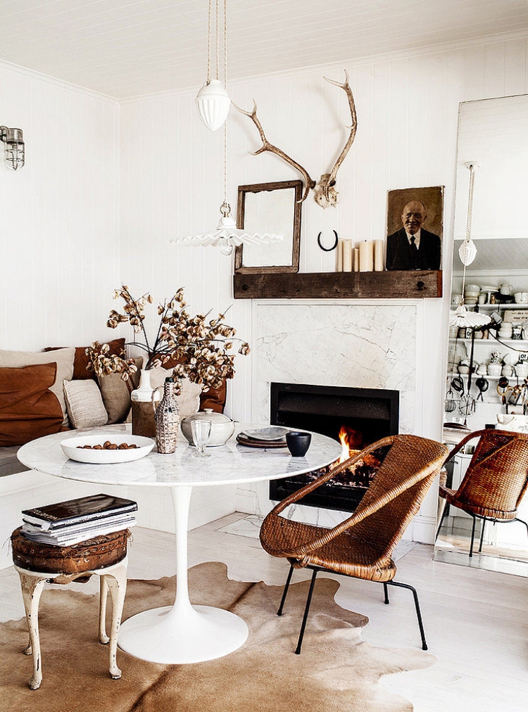 cheminée-contemporaine-salon-vintage-table-ronde-chaises-tressées