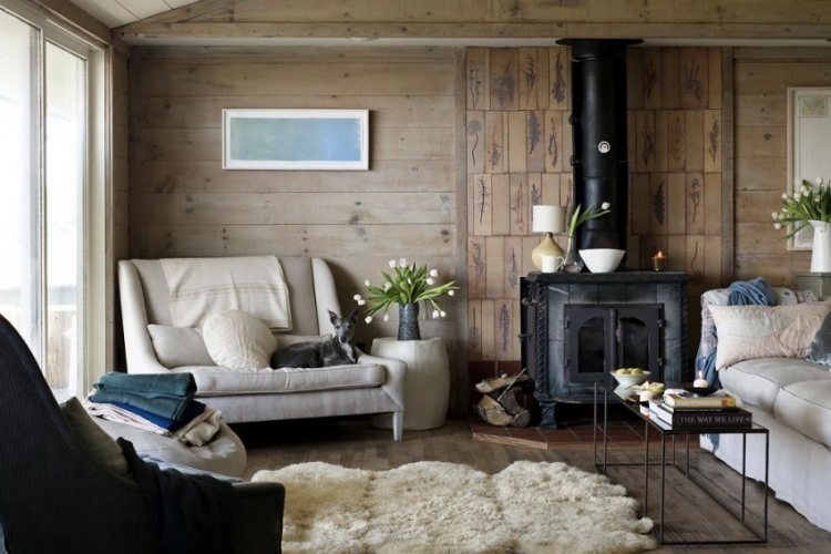 cheminée-contemporaine-salon-vintage-fer-tapis-fauteuil-revêtement-bois