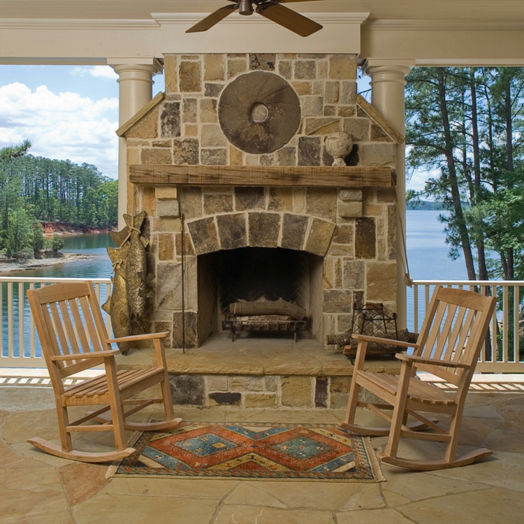 cheminée-pierre-gril-ventilateur-tapis-motifs-chaises-bascule-bois