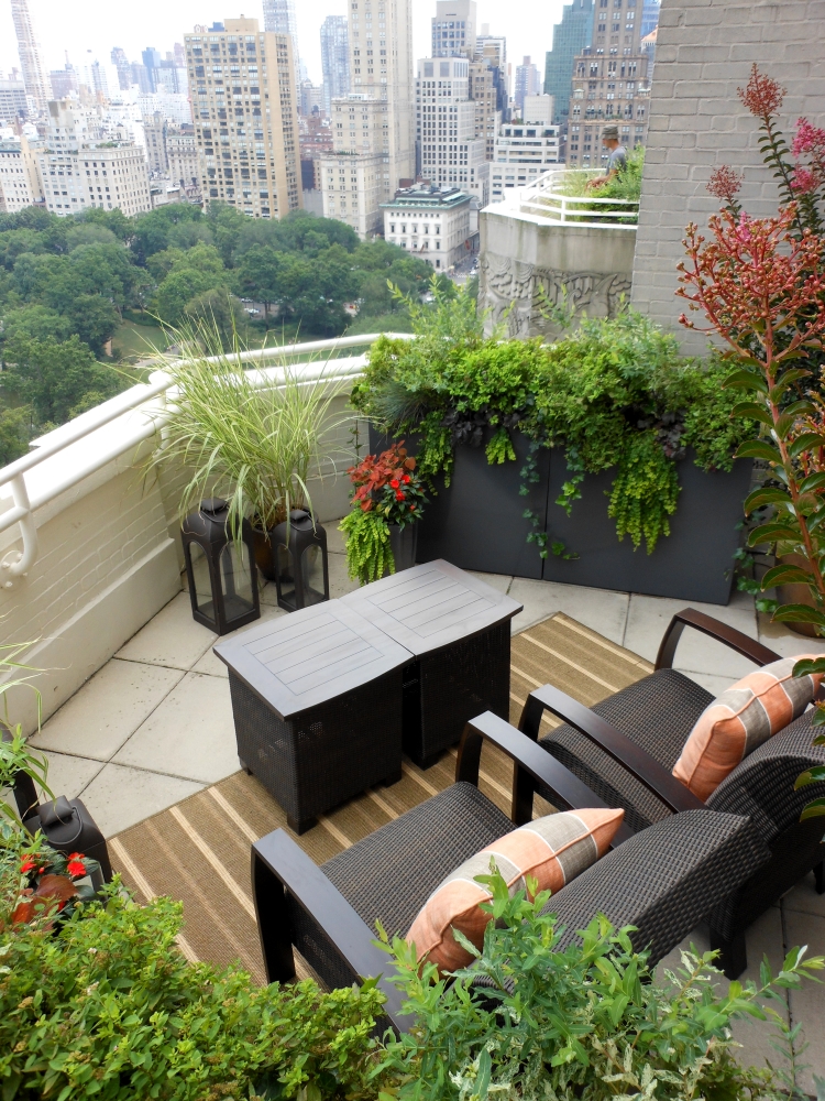 comment aménager son balcon fauteuils-tout-confort-plantes