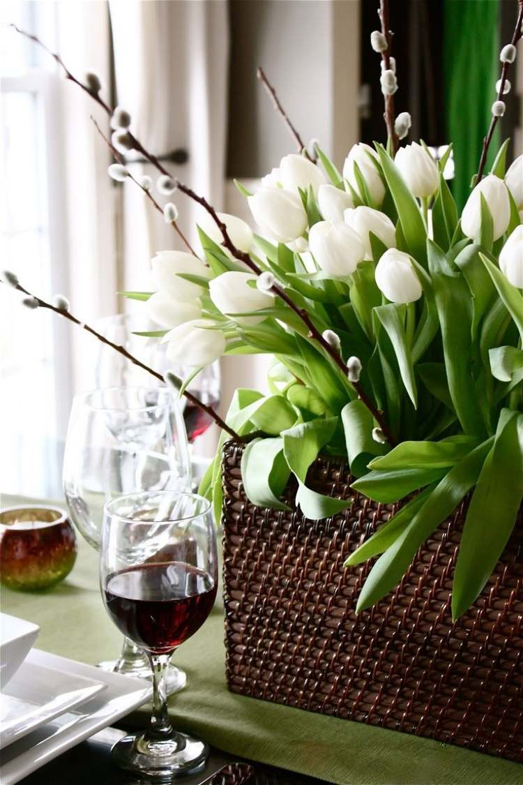 composition-florale-saule-chat-panier-tulipes-table
