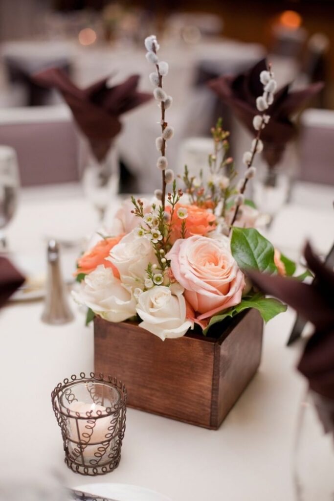 composition-florale-saule-chat-roses-déliactes-boîte-bois