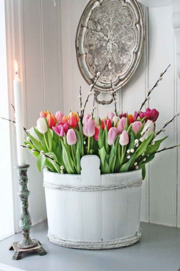 composition-florale-saule-chat-seau-blanc-tulipes composition florale