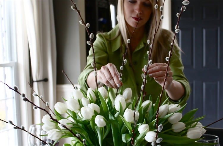composition-florale-saule-chat-tulipes-délicates-blanches