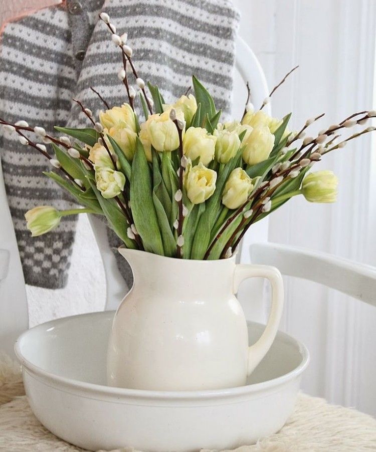 composition-florale-saule-chat-tulipes-jaunes-broc