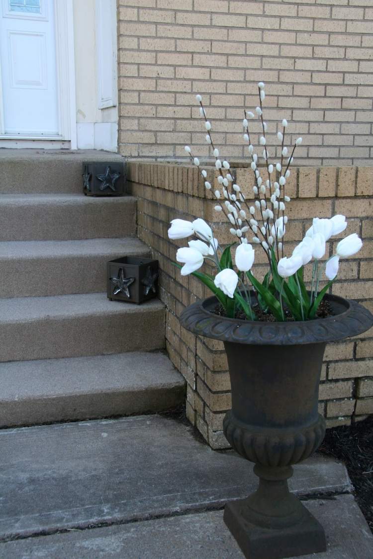composition-florale-saule-chat-tulipes-porte-entrée