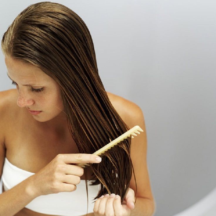 conseils cheveux gras utiliser-peigne-lieu-brosse