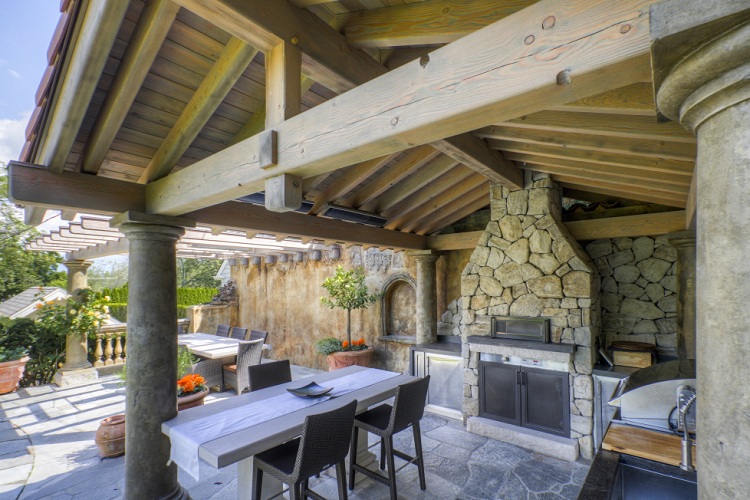 cuisine-extérieure-rustique-terrasse-pierre-toiture-bois