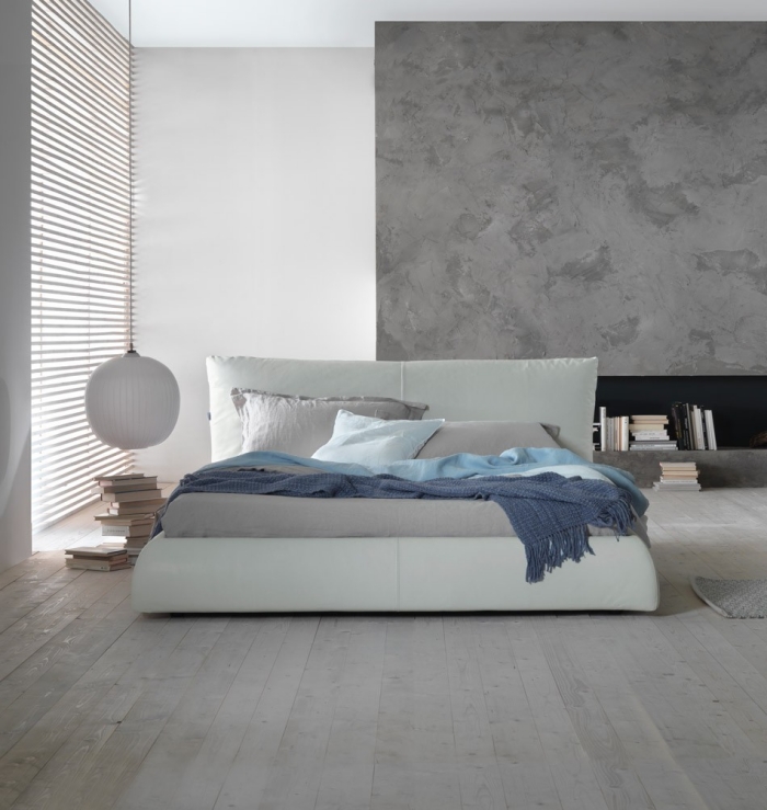 deco-chambre-mur-gris-peinture-grand-lit-lampe-poser-etageres-rangement