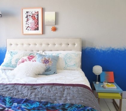 deco-chambre-peinture-murale-bleue-beige-coussins-accents-table-chevet