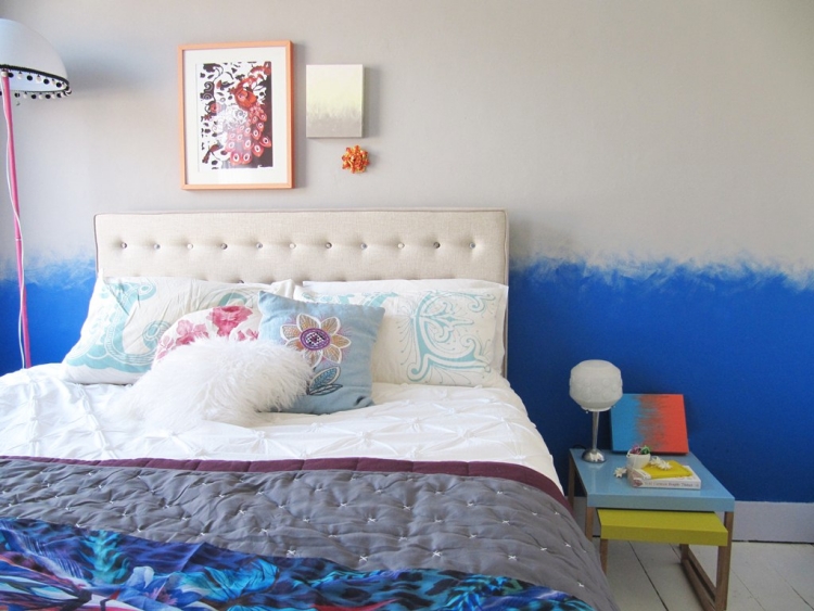 déco chambre peinture-murale-bleue-beige-coussins-accents-table-chevet