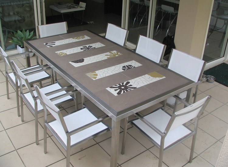 deco-jardin-mosaique-table-rectangulaire-chaises