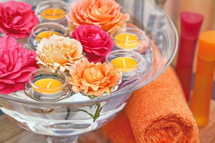 deco-maison-bougies-flottantes-roses-orange