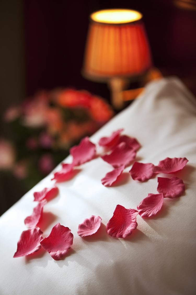 deco-romantique-chambre-coucher-coeur-pétales-roses