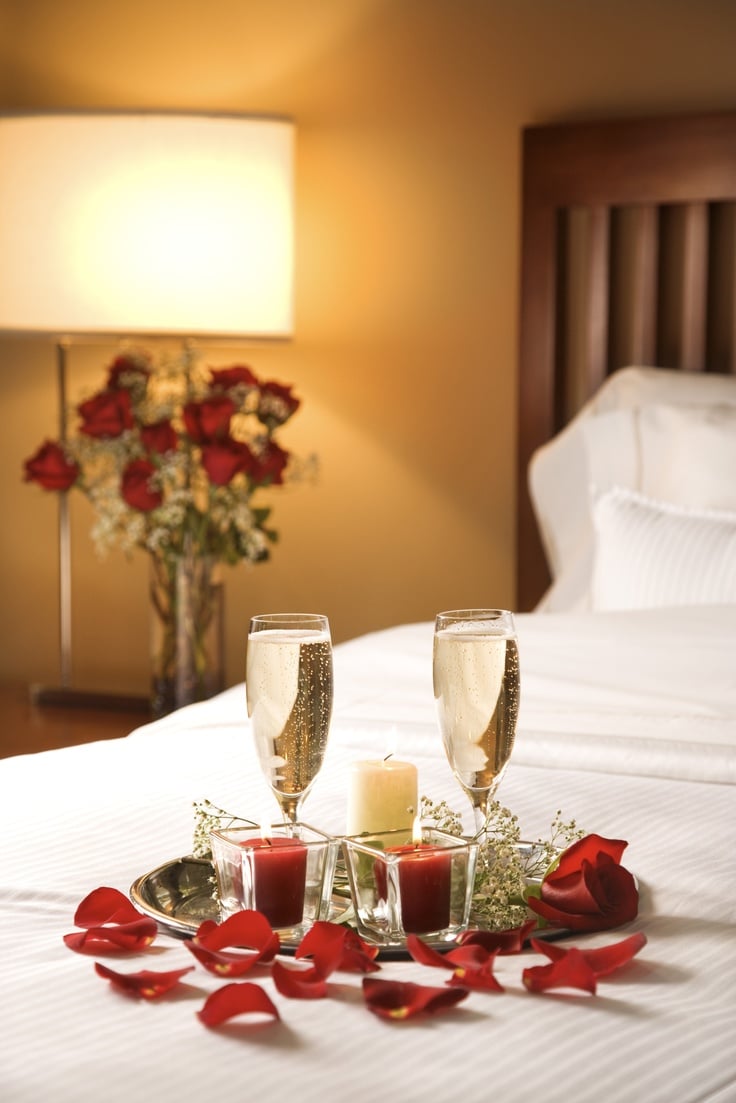 deco-romantique-chambre-coucher-pétaes-bougies-champagne