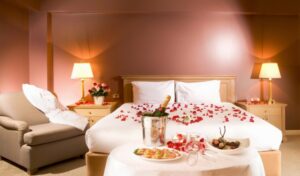 deco-romantique-chambre-coucher-pétales-champagne-fleurs