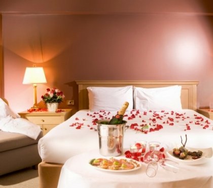 deco-romantique-chambre-coucher-pétales-champagne-fleurs