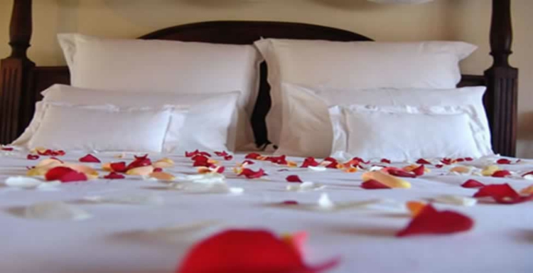 deco-romantique-chambre-coucher-pétales-lit déco romantique