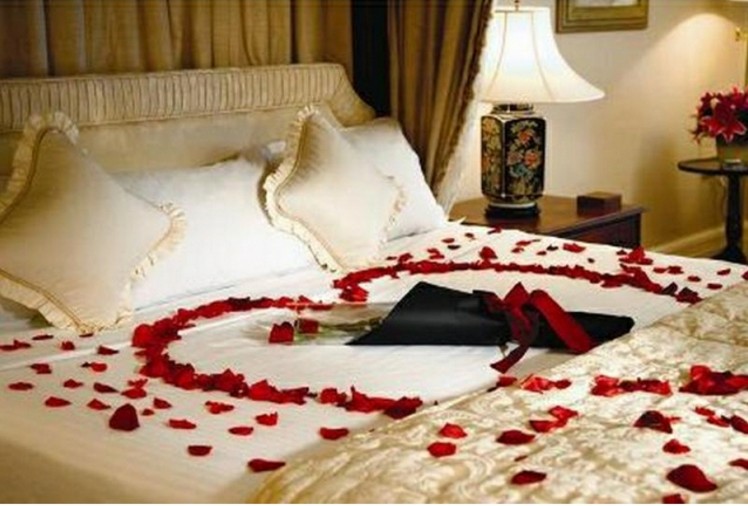deco-romantique-chambre-coucher-pétales-roses déco romantique