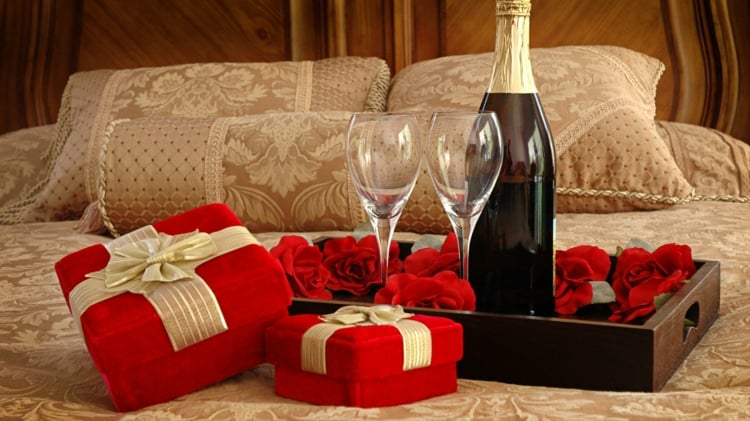 deco-romantique-chambre-coucher-roses-cadeaux-boîtes-champagne
