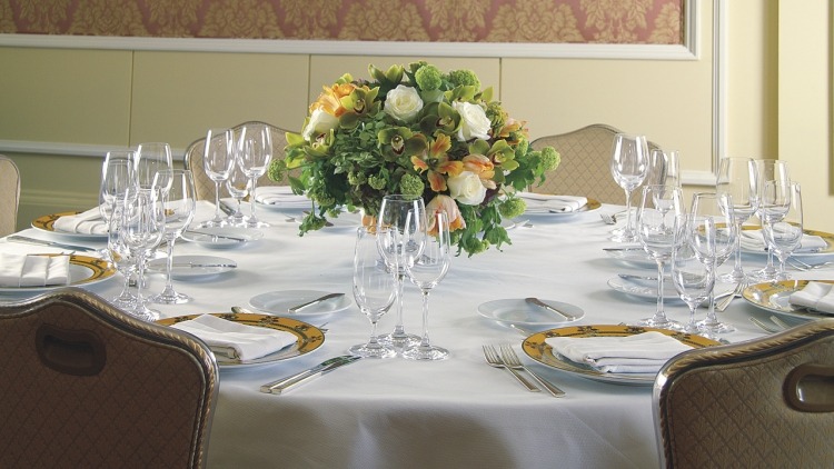deco-table-mariage-arrangement-floral-centre-nappe-blanche