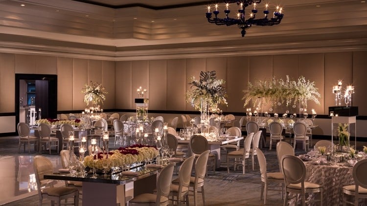 deco-table-mariage-arrangements-floraux-chandeliers-bougies