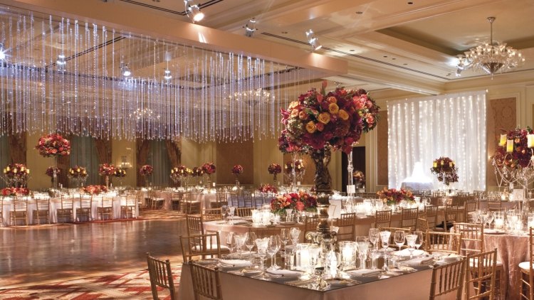 deco-table-mariage-arrangements-floraux-guirlandes-lumineuses