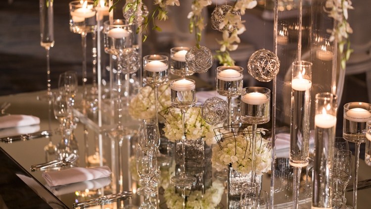 deco-table-mariage-bougies-florrantes-fleurs-blanches-chandeliers-cristal