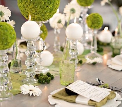 deco-table-mariage-boules-vert-blanc-gerbéras
