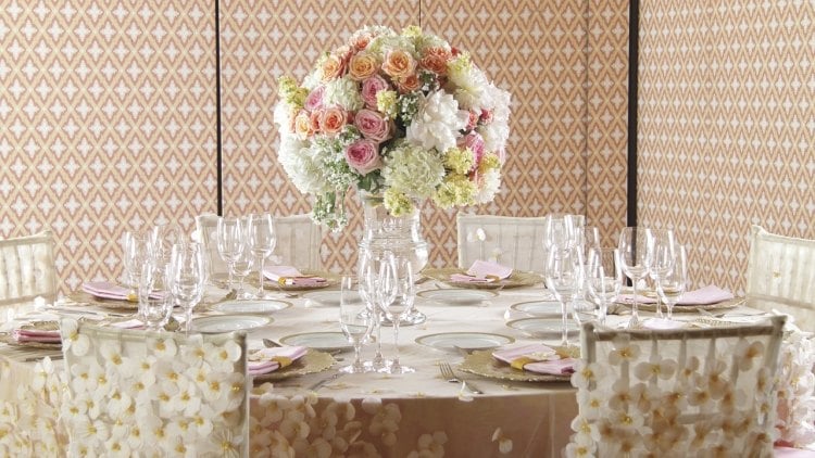deco-table-mariage-centre-table-chaises-fleurs