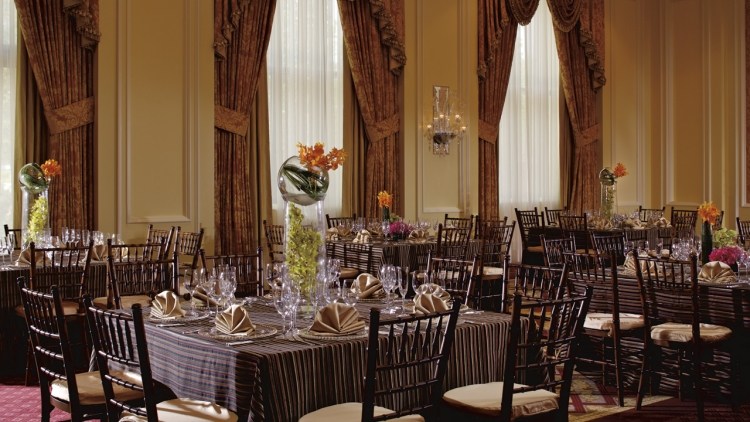 deco-table-mariage-centre-table-fleurs-orange-nappes-rayures