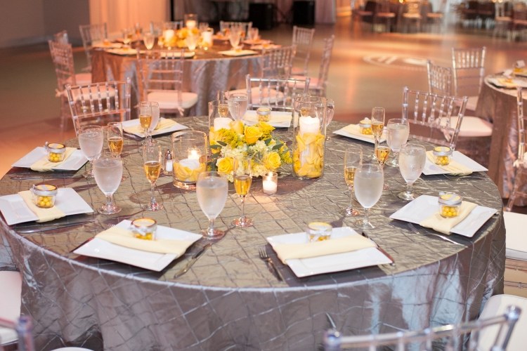 deco-table-mariage-centre-table-roses-jaunes-bougies