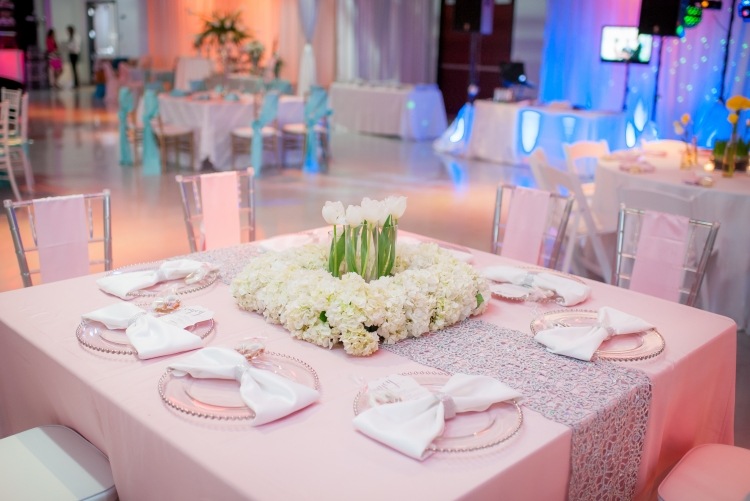 deco-table-mariage-centre-table-tulipes-hydrangea-chemin-dentelle
