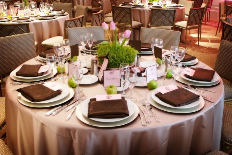 deco-table-mariage-centre-table-tulipes-pommes-servietes-marron