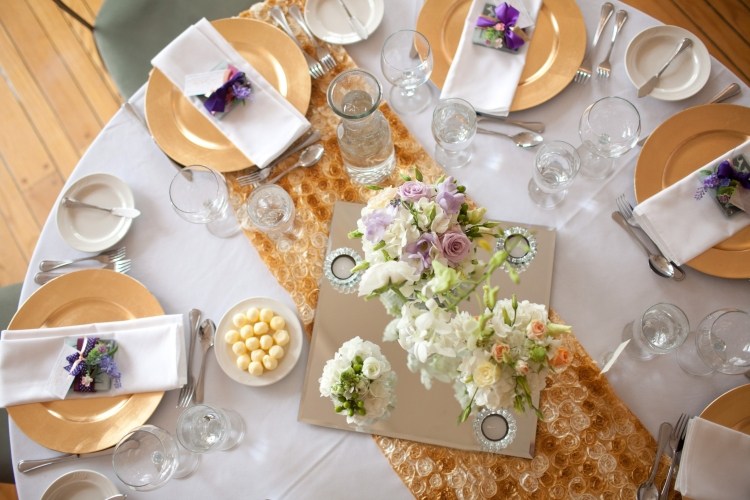deco-table-mariage-chemin-roses-fleurs-rond-serviette-fleurs