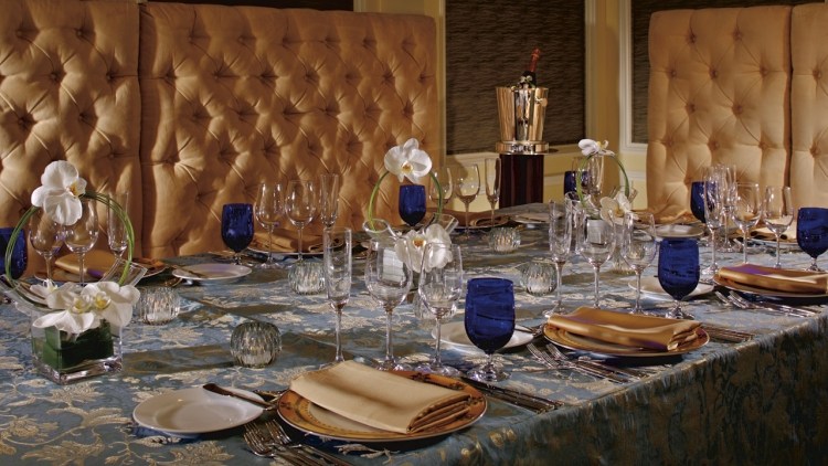 deco-table-mariage-orchidées-verres-bleus-nappe-bleue-motifs