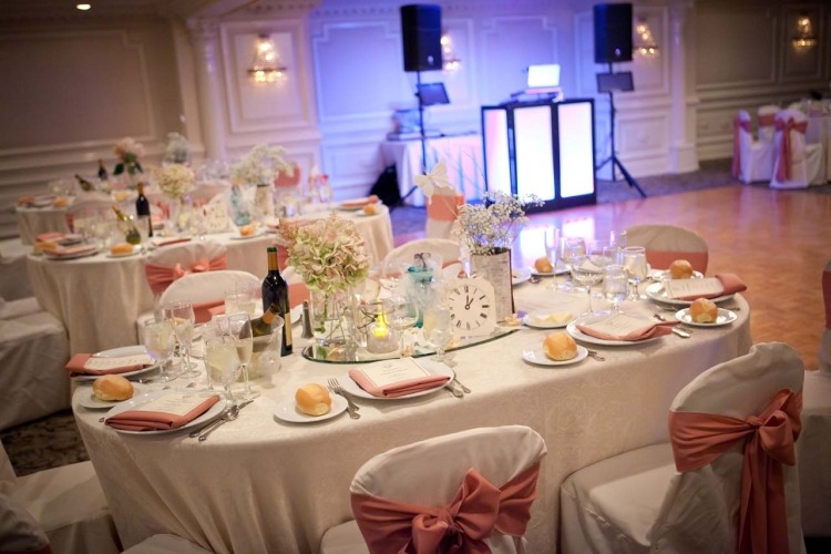deco-table-mariage-rubans-haises-arrangements-floraux-papillon