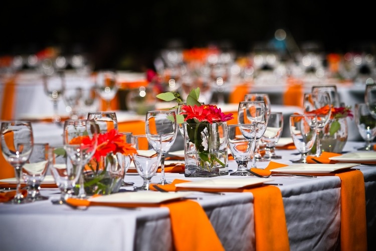 deco-table-mariage-serviettes-orange-gerberas déco de table mariage