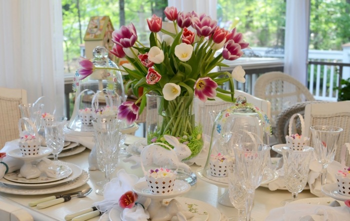 deco-table-paques-bouquet-tulipes-figurines