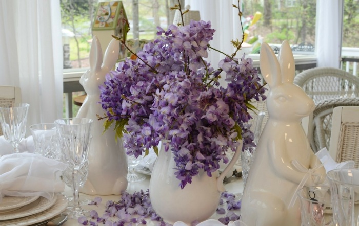 deco-table-paques-fleurs-pourpres-figurines-lapins déco table pour Pâques