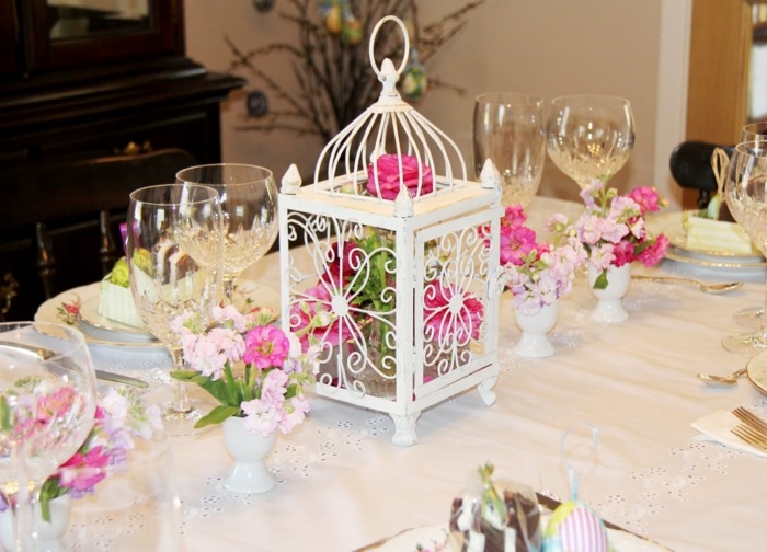 deco-table-paques-lanterne-blanche-fleur-roses