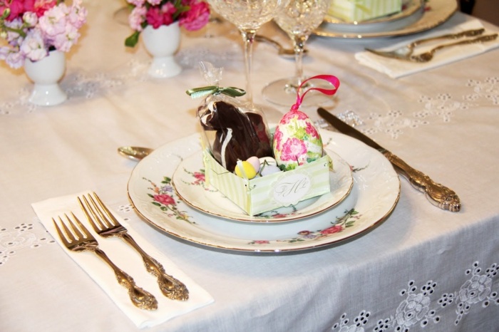 deco-table-paques-oeuf-bouquets-fleurs-lapin-chocolat