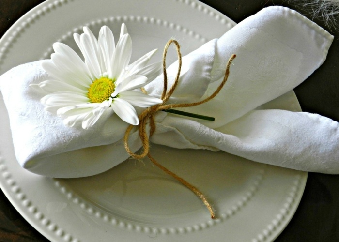 deco-table-paques-serviette-blanche-fleur déco table pour Pâques