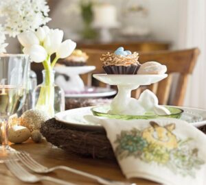 deco-table-paques-serviette-lapin-tulipes-petit-gâteau